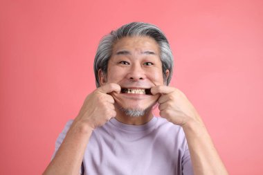 Pembe arka planda rötuşsuz bir Asyalı portresi..