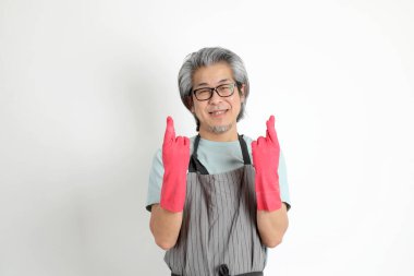 Beyaz arka planda duran kıdemli Asyalı hizmetçi..