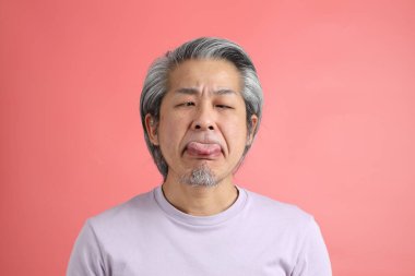 Pembe arka planda rötuşsuz bir Asyalı portresi..