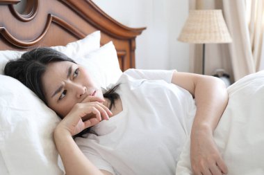 Yatakta dinlenen Asyalı kadın..