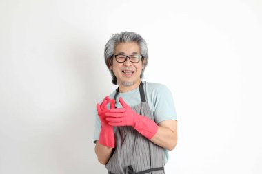 Beyaz arka planda duran kıdemli Asyalı hizmetçi..