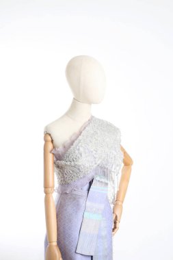 Beyaz arka planda Tayland elbisesi giyen kadın..