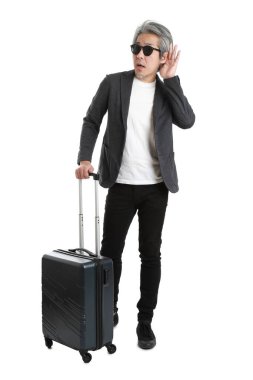 Beyaz arka planda bagajı olan kıdemli Asyalı işadamı..