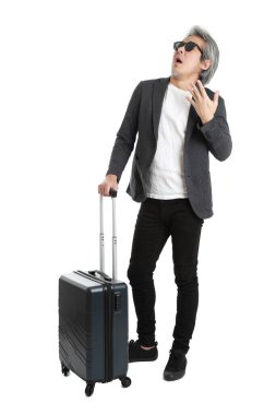 Beyaz arka planda bagajı olan kıdemli Asyalı işadamı..