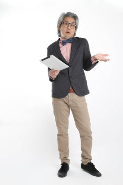 Beyaz arka planda duran kıdemli Asyalı öğretmen..