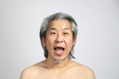 Beyaz arka planda rötuşsuz üst düzey Asyalı portresi..