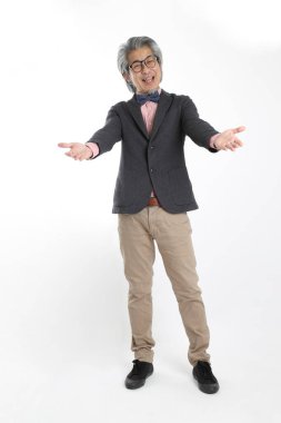 Beyaz arka planda duran kıdemli Asyalı öğretmen..