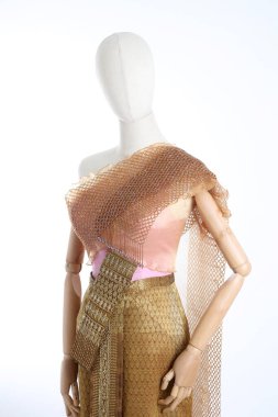 Beyaz arka planda Tayland elbisesi giyen kadın..