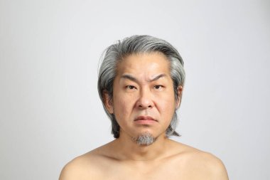 Beyaz arka planda rötuşsuz üst düzey Asyalı portresi..