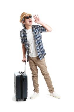 Beyaz arka planda bagajı olan kıdemli Asyalı adam..