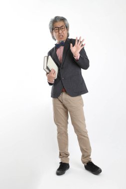 Beyaz arka planda duran kıdemli Asyalı öğretmen..