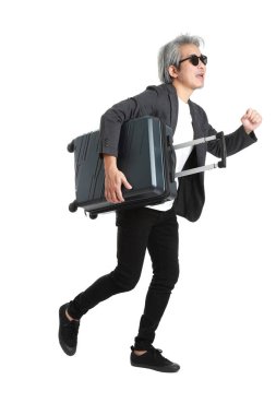 Beyaz arka planda bagajı olan kıdemli Asyalı işadamı..