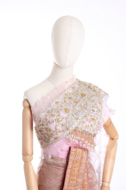 Beyaz arka planda Tayland elbisesi giyen kadın..