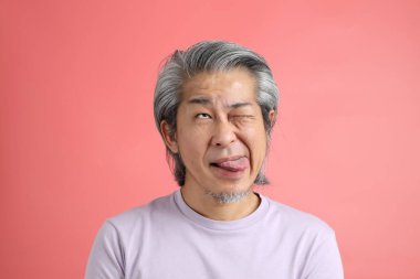 Pembe arka planda rötuşsuz bir Asyalı portresi..