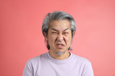 Pembe arka planda rötuşsuz bir Asyalı portresi..