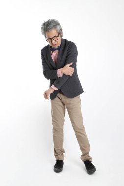 Beyaz arka planda duran kıdemli Asyalı öğretmen..