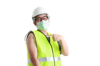 Omzunda alçı gösteren Asian işçiliği..