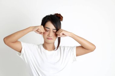 Beyaz arka planda duran Asyalı kadın..