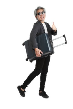 Beyaz arka planda bagajı olan kıdemli Asyalı işadamı..