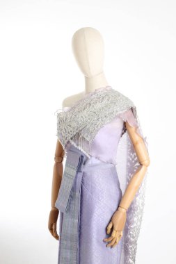 Beyaz arka planda Tayland elbisesi giyen kadın..