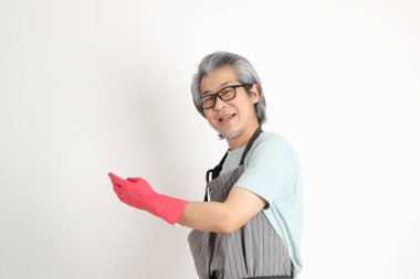 Beyaz arka planda duran kıdemli Asyalı hizmetçi..