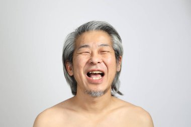 Beyaz arka planda rötuşsuz üst düzey Asyalı portresi..