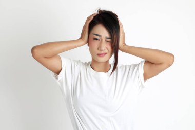 Beyaz arka planda duran Asyalı kadın..