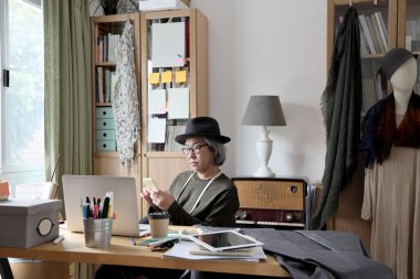 Stüdyoda çalışan büyük Asyalı tasarımcı..