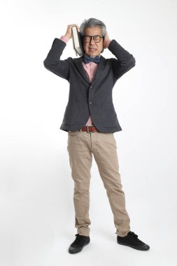 Beyaz arka planda duran kıdemli Asyalı öğretmen..