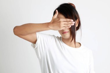 Beyaz arka planda duran Asyalı kadın..