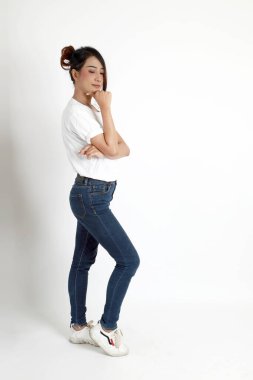 Beyaz arka planda duran Asyalı kadın..