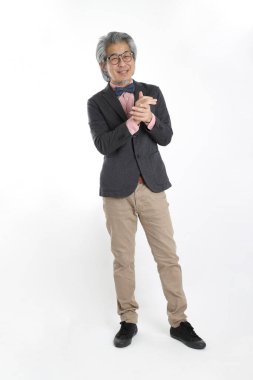 Beyaz arka planda duran kıdemli Asyalı öğretmen..