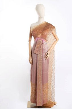 Beyaz arka planda Tayland elbisesi giyen kadın..