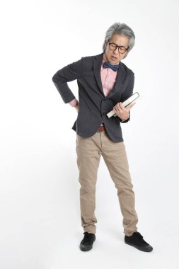 Beyaz arka planda duran kıdemli Asyalı öğretmen..