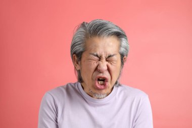 Pembe arka planda rötuşsuz bir Asyalı portresi..