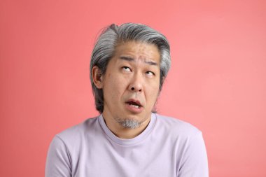 Pembe arka planda rötuşsuz bir Asyalı portresi..