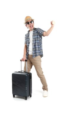 Beyaz arka planda bagajı olan kıdemli Asyalı adam..