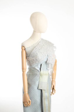 Beyaz arka planda Tayland elbisesi giyen kadın..