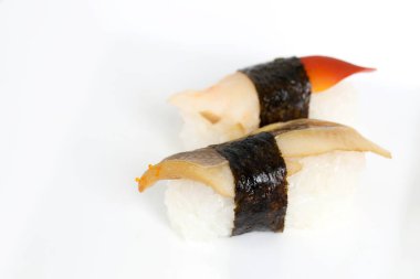 Beyaz arka planda suşi adı verilen Japon yemeği..