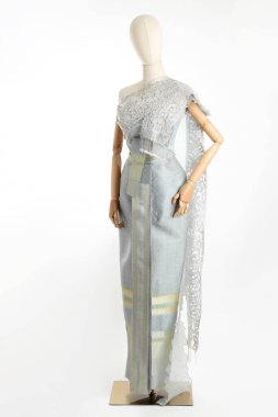 Beyaz arka planda Tayland elbisesi giyen kadın..