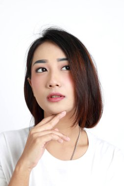 Beyaz arka planda duran Asyalı kadın..