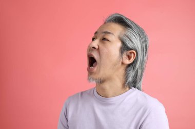 Pembe arka planda rötuşsuz bir Asyalı portresi..