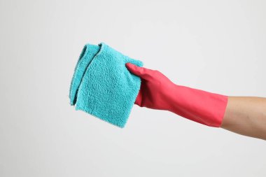 Beyaz arka plandaki pembe eldivenler..