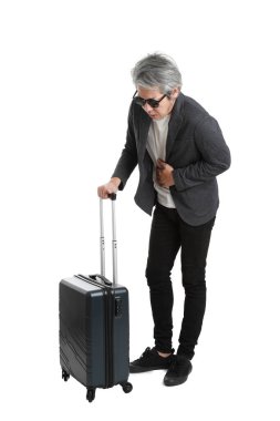 Beyaz arka planda bagajı olan kıdemli Asyalı işadamı..