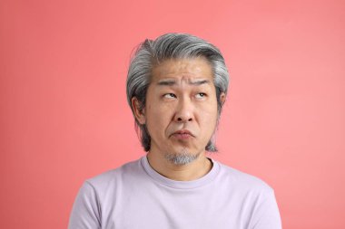 Pembe arka planda rötuşsuz bir Asyalı portresi..