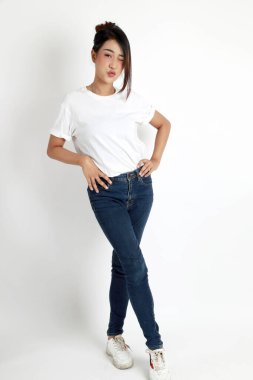 Beyaz arka planda duran Asyalı kadın..