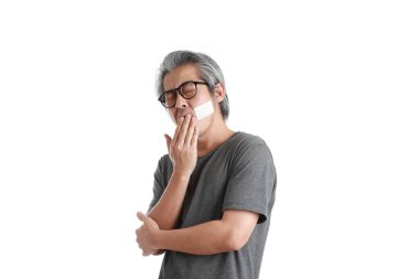 Yanağında alçı olan kıdemli Asyalı adam..