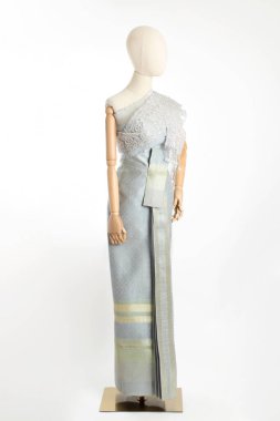 Beyaz arka planda Tayland elbisesi giyen kadın..