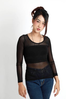 Beyaz arka planda duran Asyalı kadın..