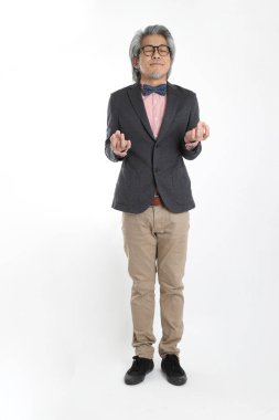 Beyaz arka planda duran kıdemli Asyalı öğretmen..